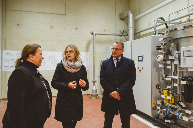 Landesumweltministerin Ursula Heinen-Esser (l.) bei ihrem Besuch der Ozonungsanlage auf der Kläranlage Aachen-Soers