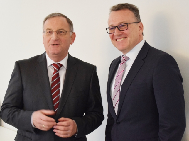 WVER-Verbandsratsvorsitzender Paul Larue, Bürgermeister der Stadt Düren (li.) stellte heute Dr. Joachim Reichert als zukünftigen Vorstand des Wasserverbands Eifel-Rur der Öffentlichkeit vor

