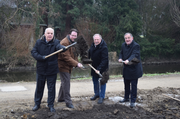 Spatenstich zur Renaturierungsmaßnahme an der Wurm bei Burg Trips, v. l. Prof. Dr.-Ing. Wolfgang Firk, WVER-Verbandsvorstand, Markus Mönter, technischer Beigeordneter der Stadt Geilenkirchen, Georg Schmitz, Bürgermeister der Stadt Geilenkirchen, Paul Larue, Verbandsratsvorsitzender des WVER und Bürgermeister der Stadt Düren