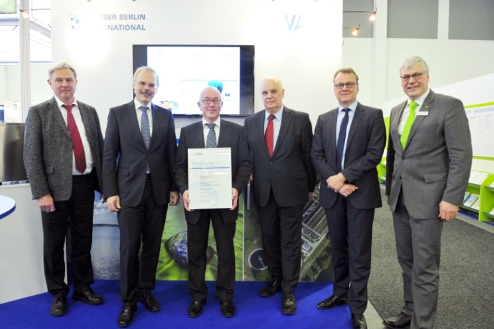 Foto: (Quelle: DWA)
v. l. Robert Steegmans, Otto Schaaf, Thomas Rolfs, Prof. Dr.-Ing. Wolfgang Firk, Dr.-Ing. Joachim Reichert und Johannes Lohaus bei der Übergabe der TSM-Urkunde anlässlich der internationalen Fachmesse Wasser Berlin