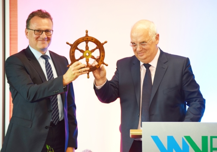 Dr.-Ing. Joachim Reichert (links) übernimmt das Steuerrad des WVER von seinem Vorgänger Prof. Dr.-Ing. Wolfgang Firk