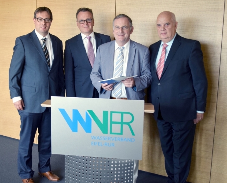 v. l.: Dr. Stefan Cuypers, stellv. Vorsitzender des WVER-Verbandsrats, Dr.-Ing. Joachim Reichert, Vorstand des WVER, Paul Larue, Vorsitzender des Verbandsrats und Bürgermeister der Stadt Düren, sowie Prof. Dr.-Ing. Wolfgang Firk, ehemaliger Vorstand des WVER, bei der Vorstellung des Jahresberichts 2016