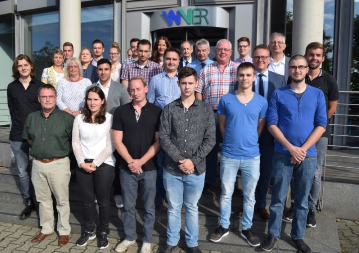 Die alten und neuen Auszubildenden zusammen mit WVER-Vorstand Dr.-Ing. Joachim Reichert sowie ihren Ausbildern und den Personalverantwortlichen des Verbands