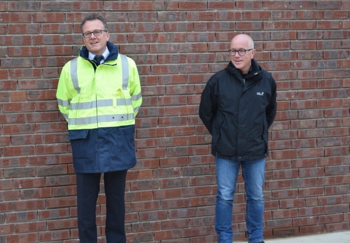 WVER-Vorstand Dr.-Ing. Joachim Reichert (l.) und Gewässerdezernent Thomas Rolfs begrüßen die Gäste zum Rohbau und stellen die Maßnahme vor.