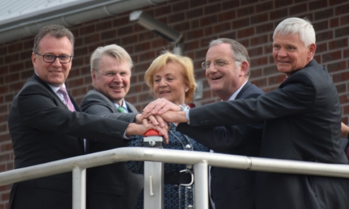 Zur symbolischen Inbetriebnahme der Ozonungsanlage drückten sie den roten Knopf: (v. l.) Dr.-Ing. Joachim Reichert, Vorstand des WVER, Dr. Heinrich Bottermann, Staatssekretär im Umweltministerium NRW, Dr. Margrethe Schmeer, Bürgermeisterin der Stadt Aachen und Verbandsratsmitglied des WVER, Paul Larue,Bürgermeister der Stadt Düren und Verbandsratsvorsitzender des WVER, Prof. Dr.-Ing. Johannes Pinnekamp, Direktor des Instituts für Siedlungswasserwirtschaft (ISA) der RWTH Aachen