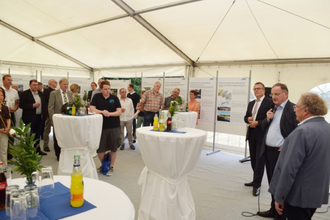 In einem Informationszelt stellten (v. r.) Georg Schmitz, Bürgermeister von Geilenkirchen, Paul Larue, Verbandsratsvorsitzender des WVER und Bürgermeister von Düren, sowie Dr.-Ing. Joachim Reichert, Vorstand des WVER, den geladenen Gästen die Renaturierungsmaßnahme vor.