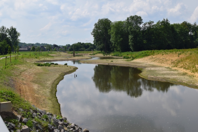 Die ehemals begradigte Wurm präsentiert sich an der Renaturierungsstelle nun in einem naturnahen Gewässerbett. Mit der Zeit wird sich diese Stelle auch noch natürlich begrünen.