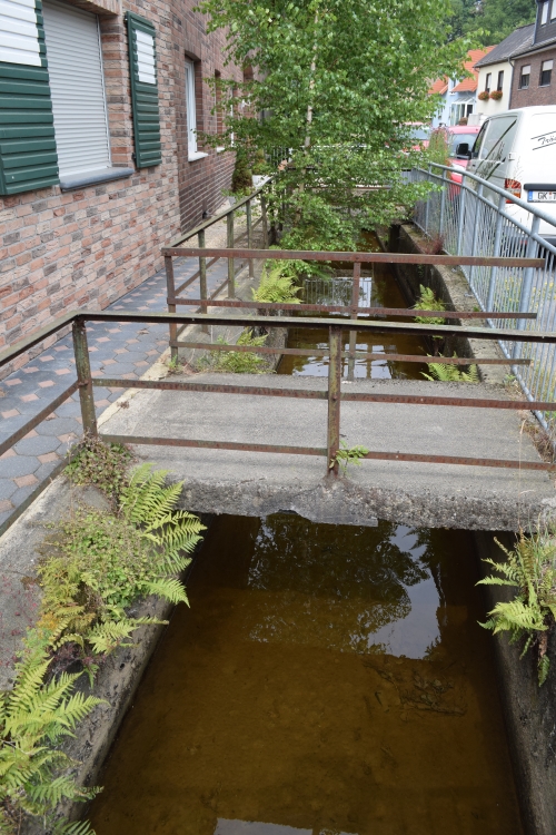 Das Beeckfließ in seinem Betonprofil in der Straße „Zum Schlackenberg“ in Geilenkirchen-Beeck