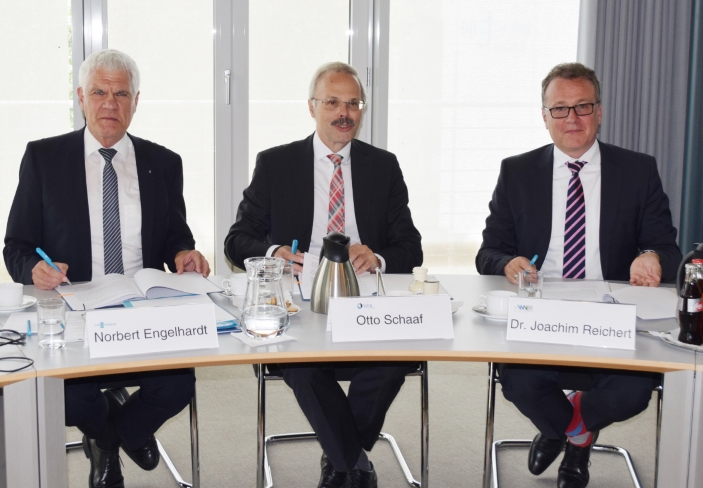 Norbert Engelhardt, Vorstand des Erftverbands, Otto Schaaf, Geschäftsführer der Stadtentwässerungsbetriebe Köln, und Dr. Joachim Reichert, Vorstand des Wasserverbands Eifel-Rur bei der Unterzeichnung der Klärschlammkooperation