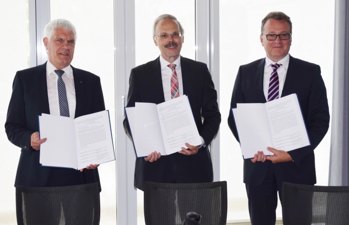 Die vorgenannten Herren mit den unterzeichneten Vereinbarungen