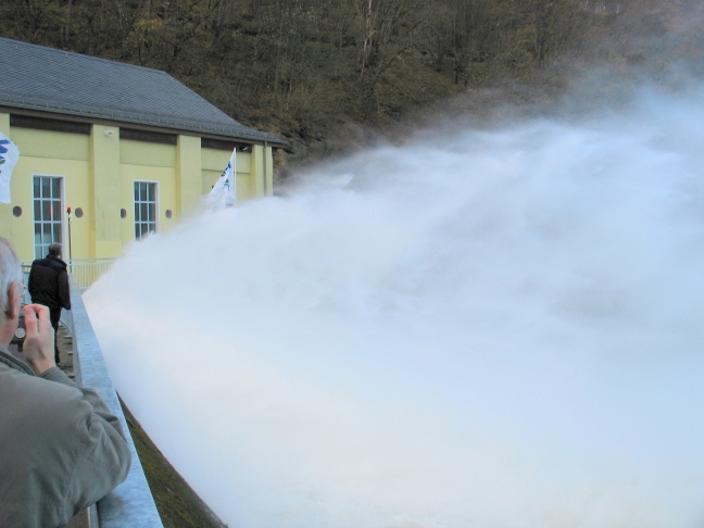 Aus den geöffneten Grundablassverschlüssen schießt das Wasser in das Tosbecken des Staubeckens Heimbach am Fuß der Rurtalsperre Schwammenauel.