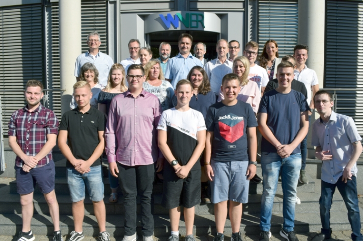 Auslerner, neue Azubis, Ausbildungsverantwortliche, Vertreter des Personalrats und der Vorstand des WVER am Verwaltungssitz des Verbands in Düren

