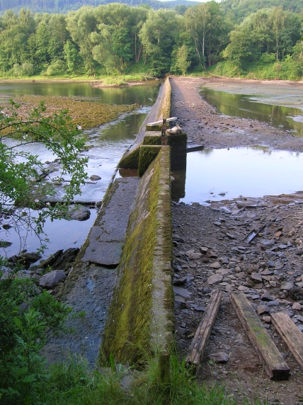 Die dank einer Absenkung sichtbare Tosbeckenschwelle zwischen dem Staubecken Heimbach und dem Tosbecken der Rurtalsperre Schwammenauel