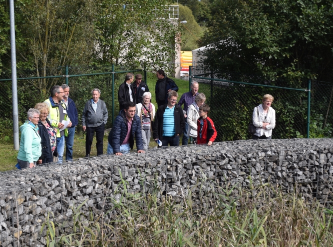 Abwassermeister Marco Haas (3.v.l.) stellte auch den Retentionsbodenfilter vor