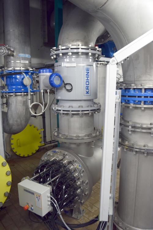 Eines der den 12 Kammern der Flockungsfiltration der Kläranlage Düren nachgeschalteten UV-Module mit 32 eingefügten UV-Lampen (siehe unteren Bereich des Fotos).