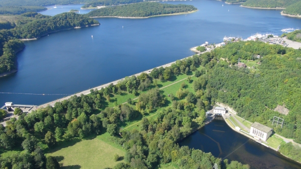 Foto:
Die Rurtalsperre Schwammenauel ist das Herzstück des Talsperrensystems in der Nordeifel