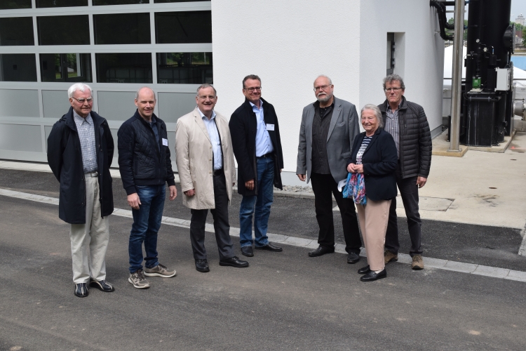 Vor der Halle zur chemischen Abluftbehandlung der Kläranlage Düren. 2. v. l. Horst Knapp, Bezirksausschuss-Vorsitzender von Merken und Ratsmitglied Düren, Paul Larue Bürgermeister der Stadt Düren und Verbandsratsvorsitzender des WVER, Dr. Joachim Reichert, Verbandsvorstand, und Rudolf Schwalbach, Ratsmitglied Düren.