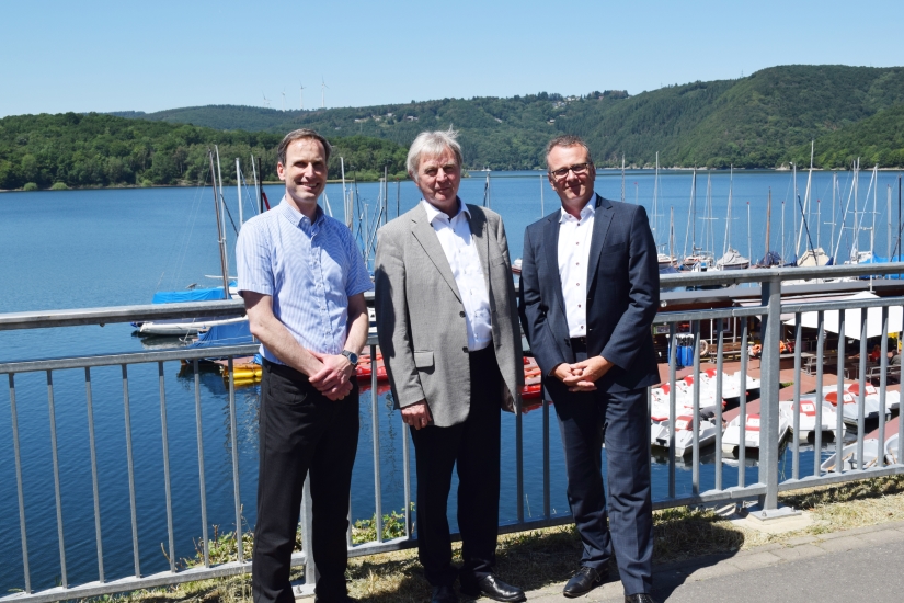 Robert Steegmans (Bildmitte) bei seiner Verabschiedung vor dem Rursee bei Schwammenauel, der auch in seine Zuständigkeit fiel, links sein Nachfolger Dr. Gerd Demny, rechts WVER-Vorstand Dr. Joachim Reichert.