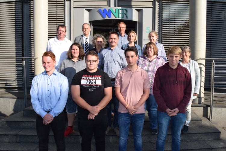 Die neuen Azubis des WVER mit Ausbildern und Personalverantwortlichen am Verbandssitz in Düren